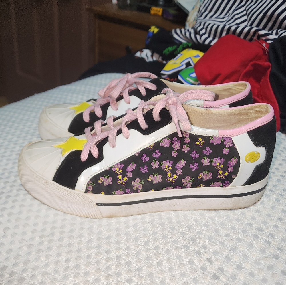 HEELYS EUC YOUTH SZ 6 HEELY STAR FLOWERED SNEAKER SHOES